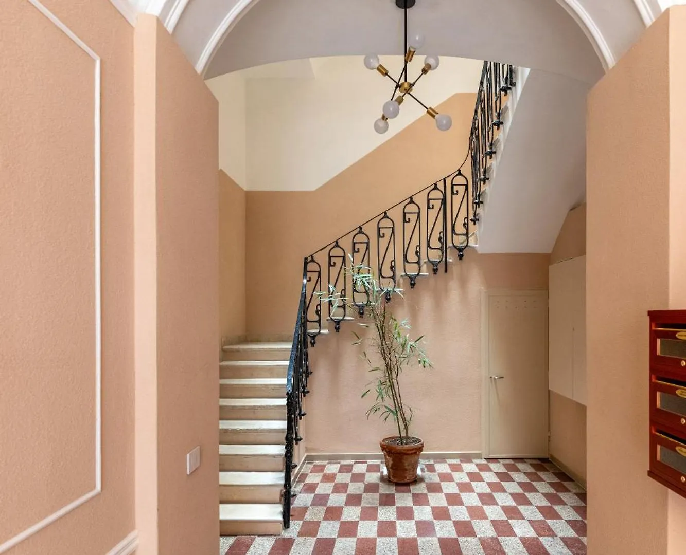 Modern Stone Apartment In The Heart Of Bari