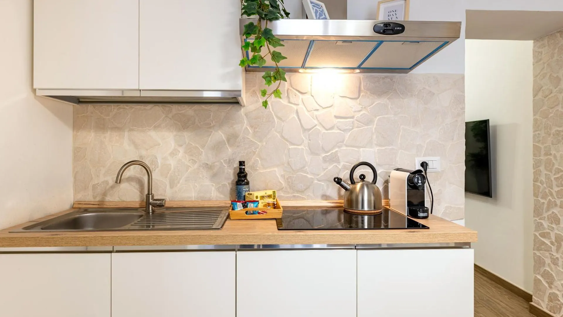 Modern Stone Apartment In The Heart Of Bari 0*,